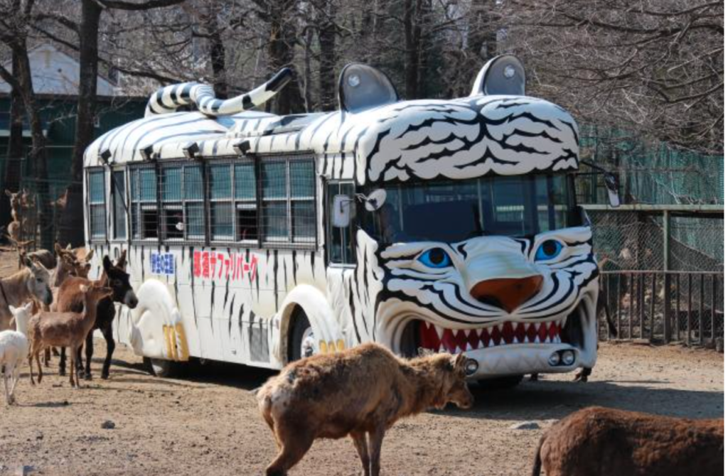 動物バスの運転手(那須サファリパーク公式より)